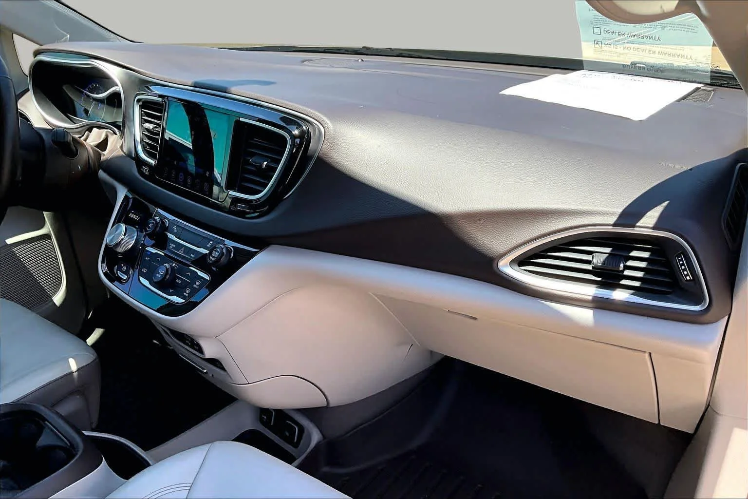 Used 2017 Tusk White Chrysler Touring-L Plus image 19