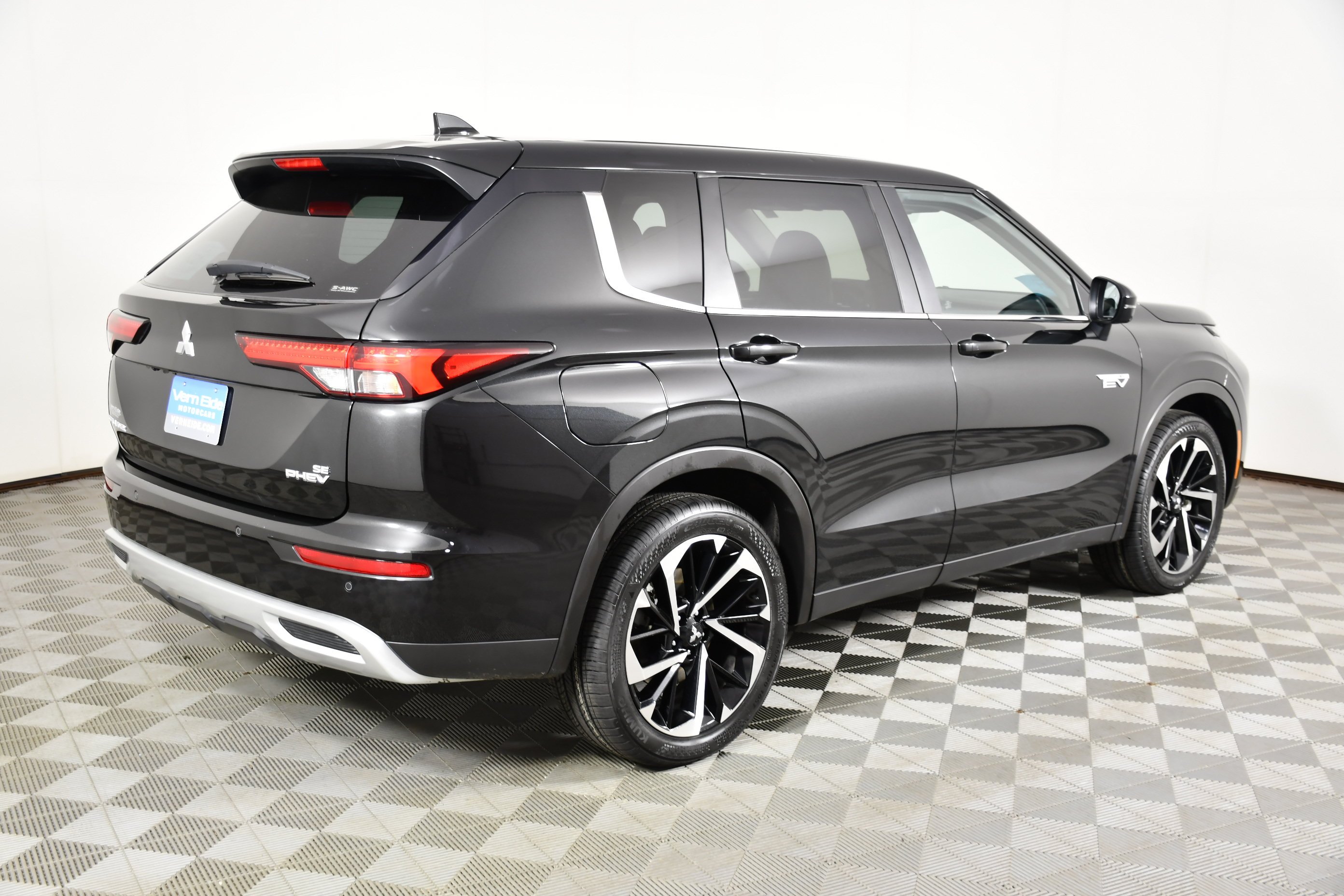 Certified Used 2024 Black Diamond Mitsubishi SE image 6