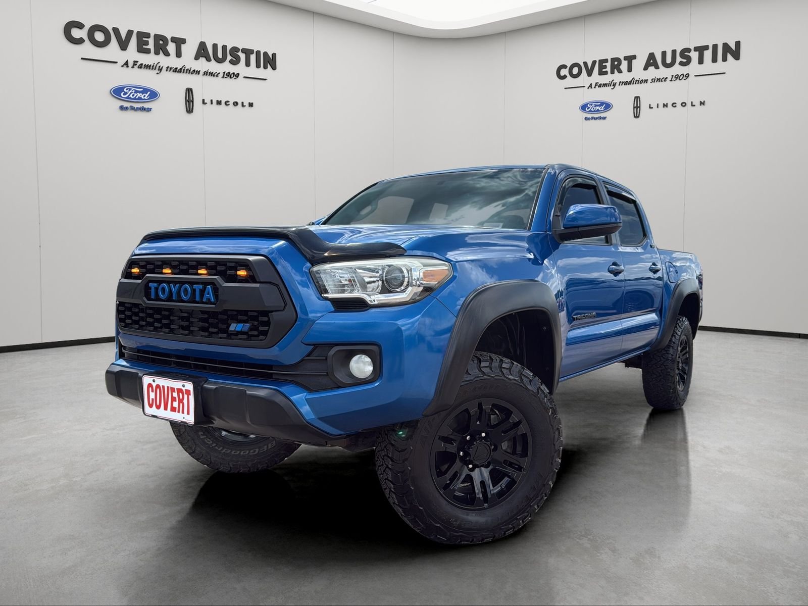 Used 2016 Blue Toyota SR5 image 1