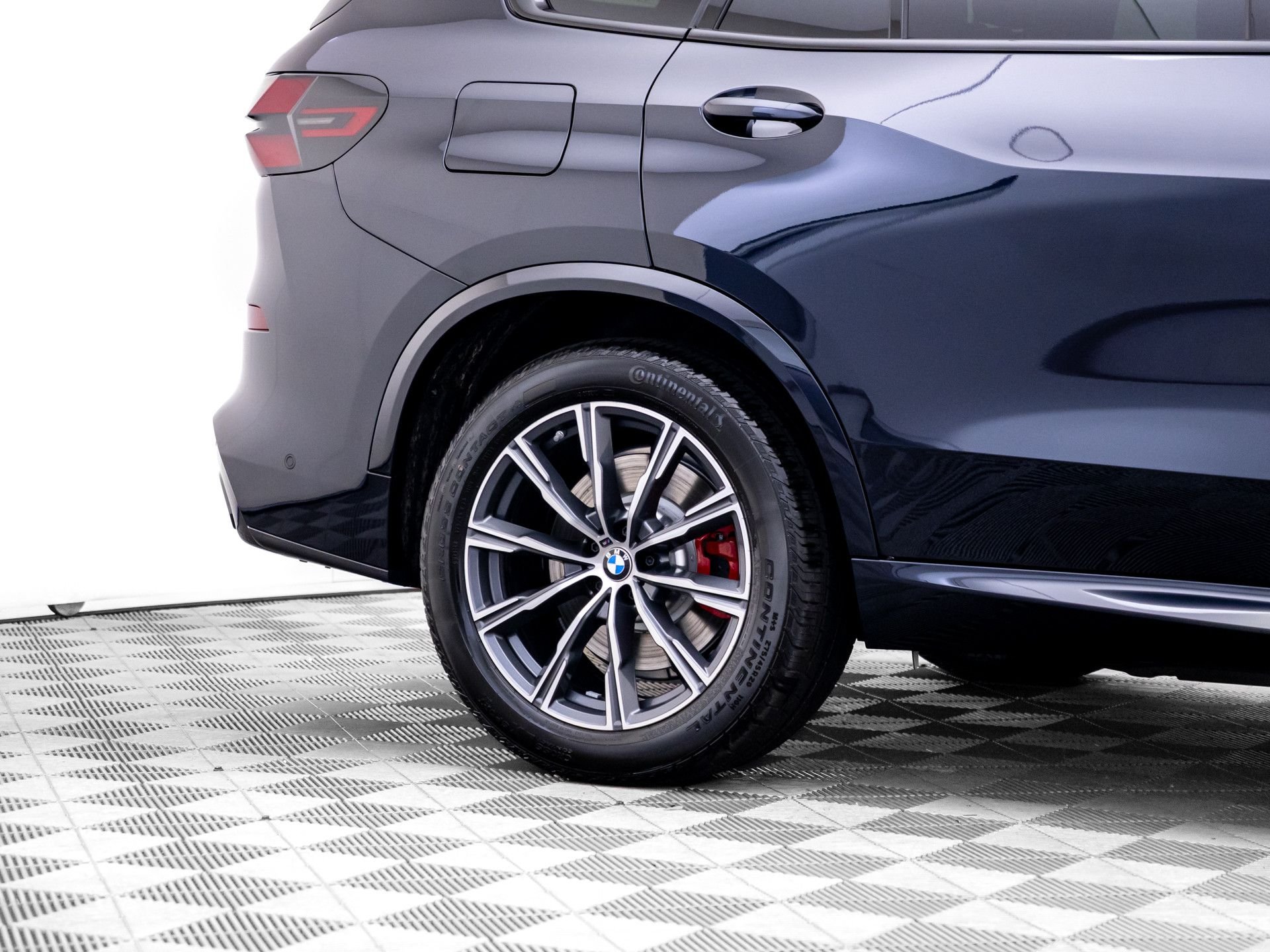 New 2026 Carbon Black Metallic BMW xDrive50e image 35