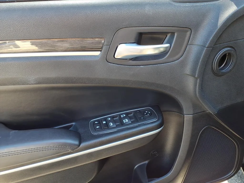 2022 Chrysler 300 Touring - Photo 19