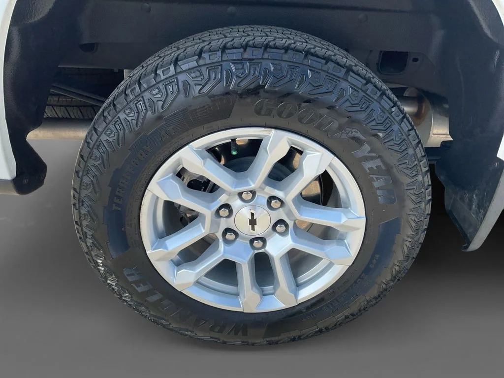 Used 2025 Summit White Chevrolet RST image 10