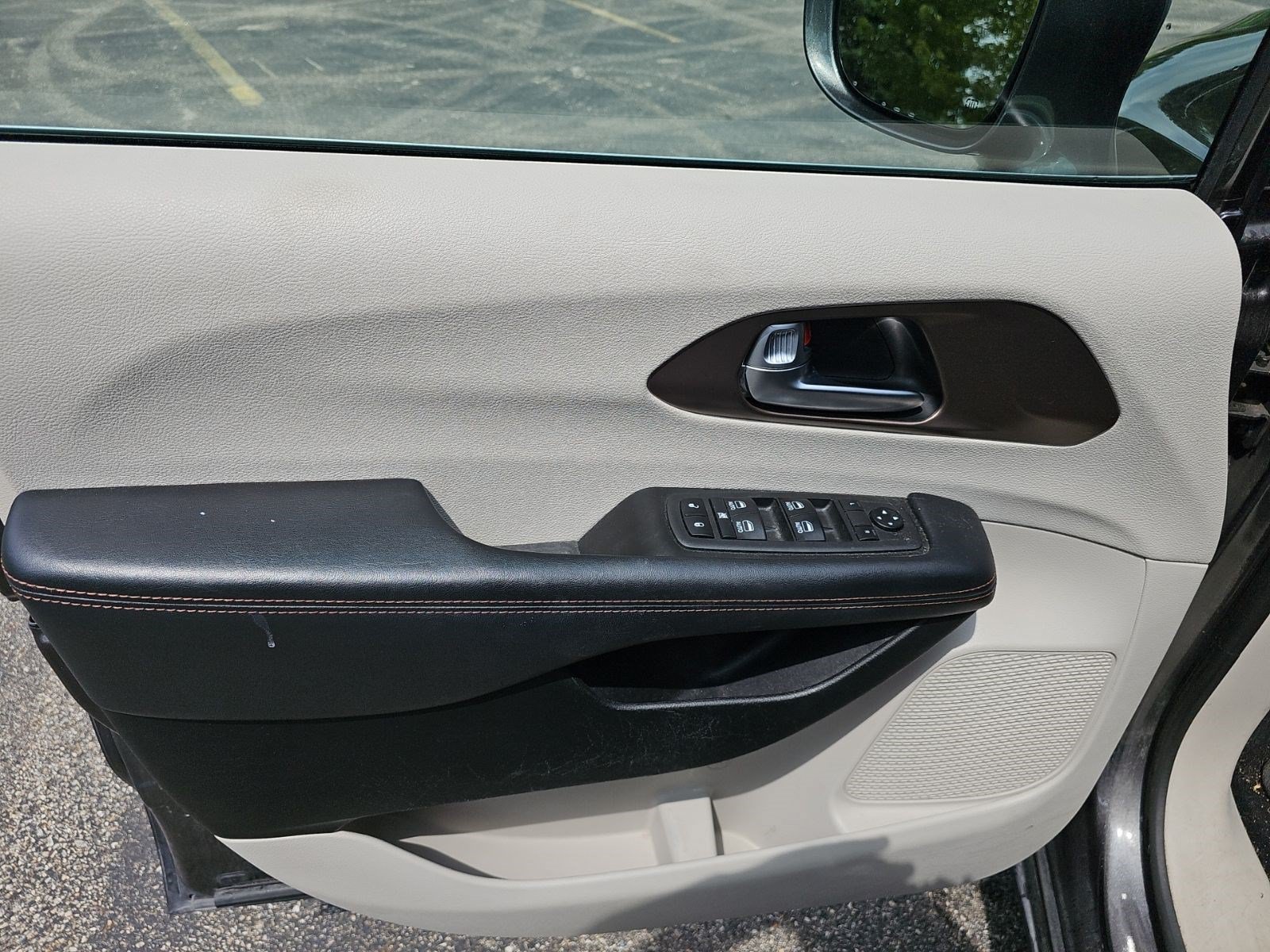 Used 2019 Granite Crystal Metallic Clearcoat Chrysler Touring L Plus image 20