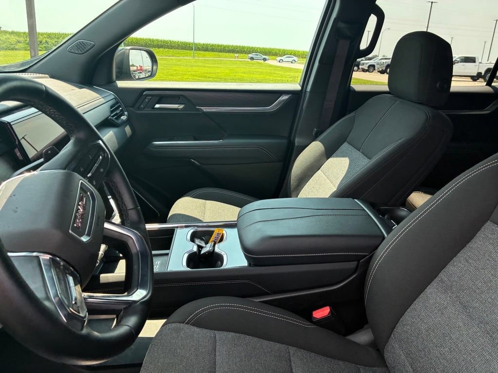 Used 2025 Ebony Twilight Metallic GMC Elevation image 17