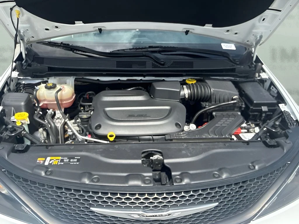 Used 2022 White Chrysler LX image 18