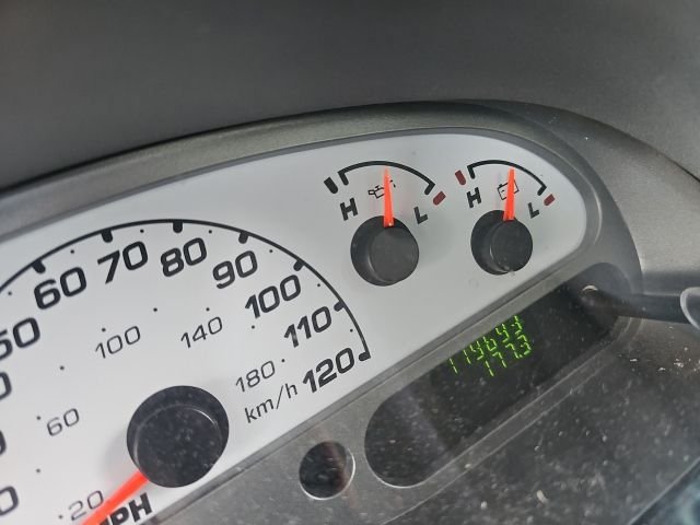 Used 2005 Red Ford  image 17