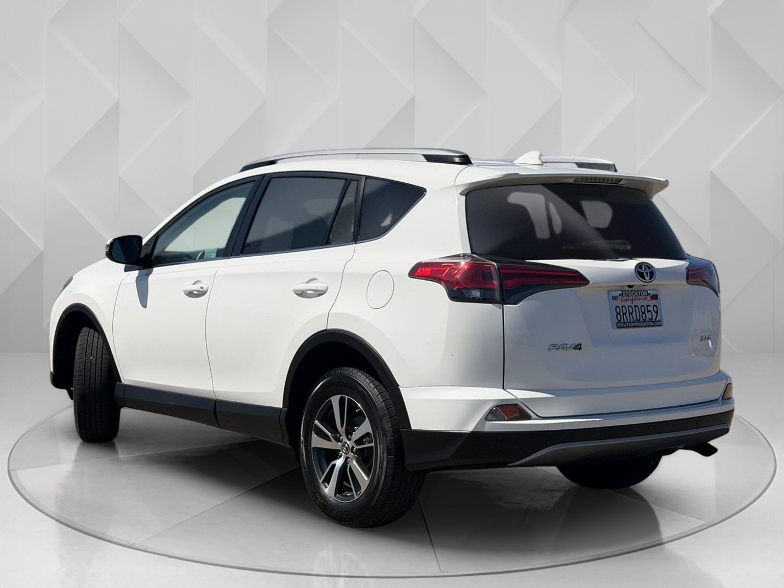 Used 2017 Super White Toyota XLE image 3
