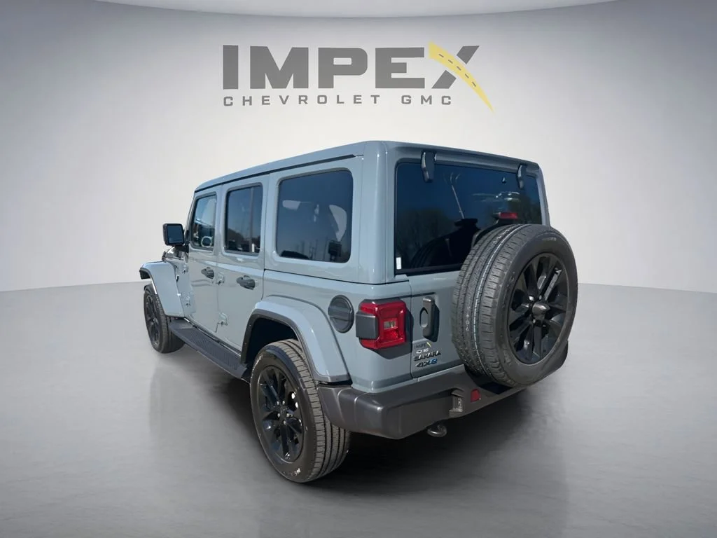 Used 2025 Gray Jeep Sahara image 3