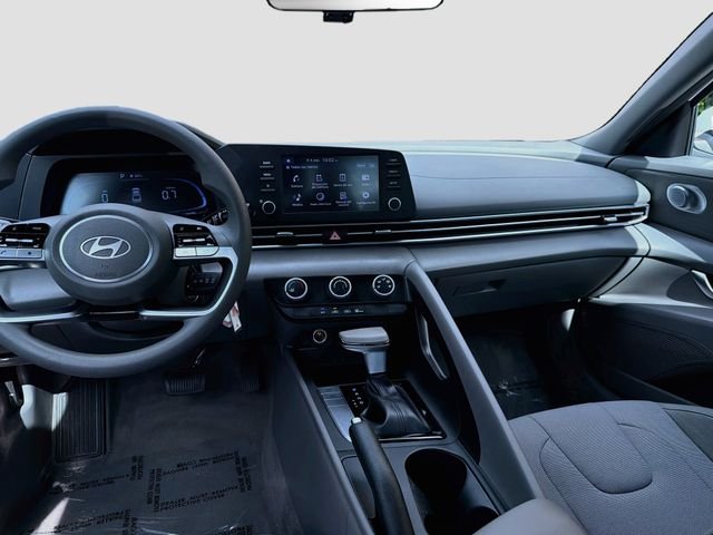 Used 2025 White Hyundai SE image 22