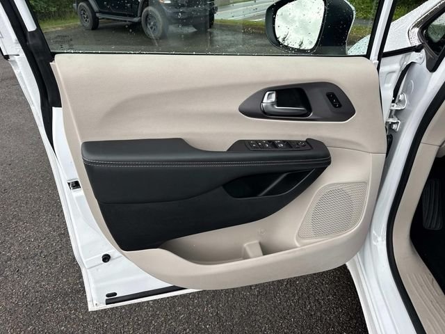 Used 2023 White Chrysler Touring L image 26