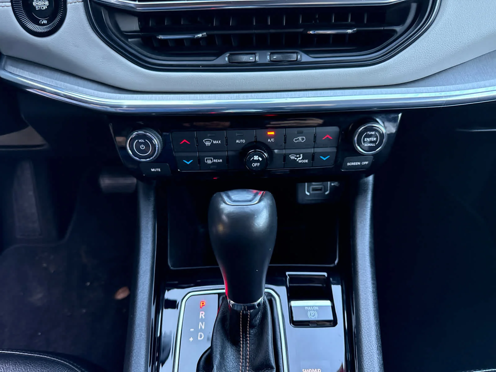 Used 2022 Diamond Black Crystal Pearlcoat Jeep Limited image 24