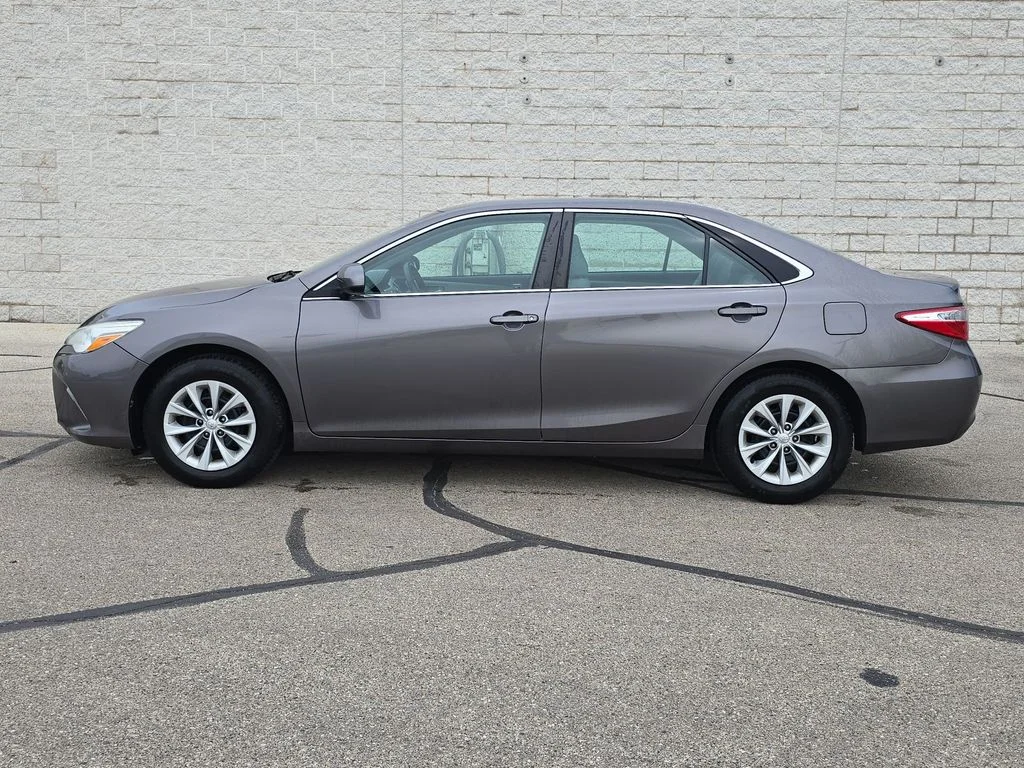 Used 2015 Gray Toyota LE image 10