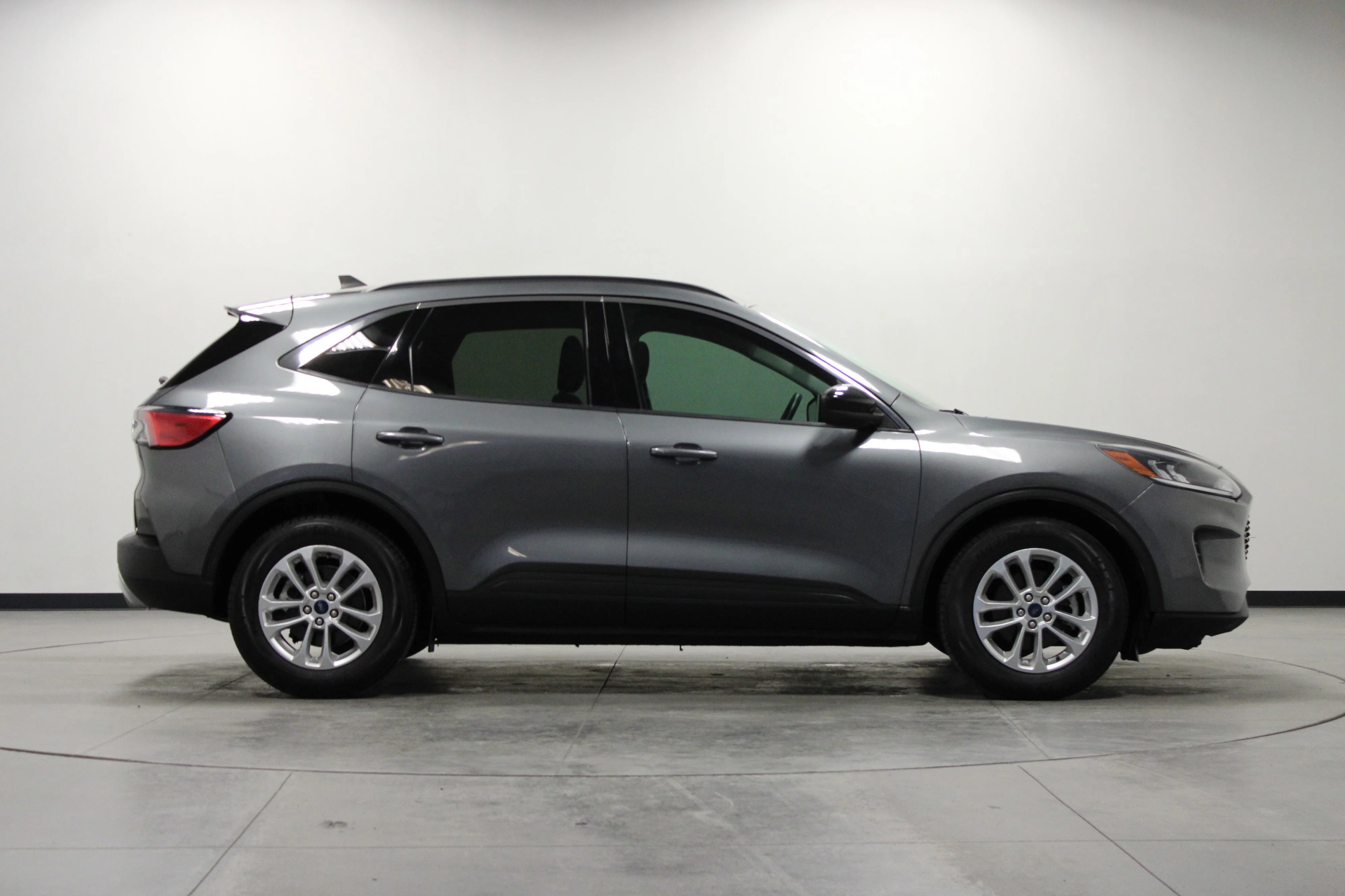 Used 2021 Gray Metallic Ford SE image 3