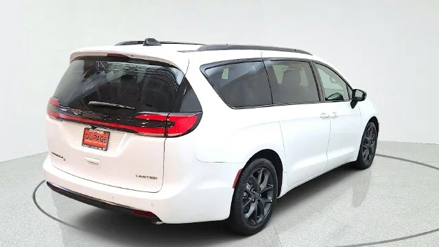 New 2027 Bright White Clear-Coat Paint Chrysler Limited image 11