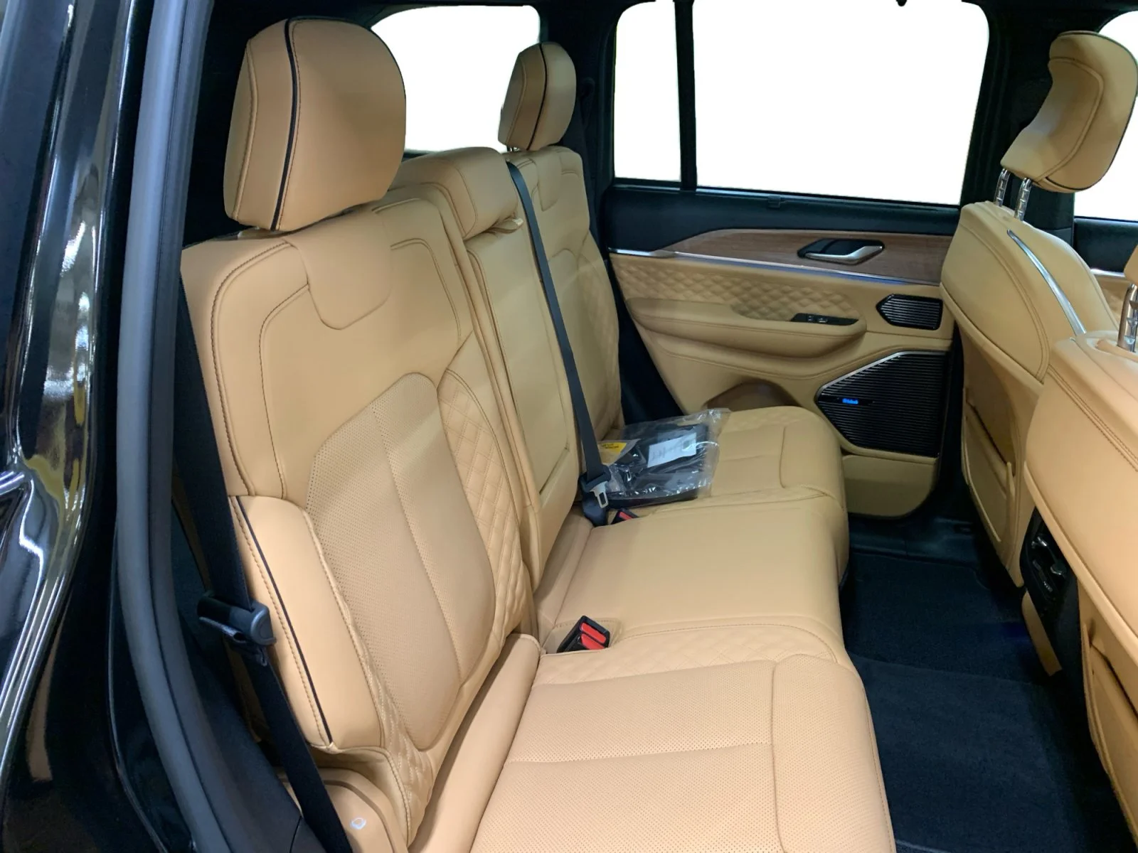 New 2026 Diamond Black Crystal Pearl Jeep Summit image 18