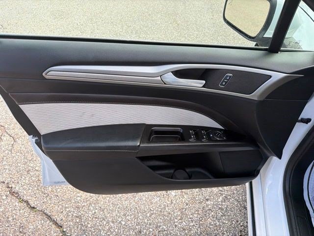 Used 2019 Oxford White Ford SE image 12