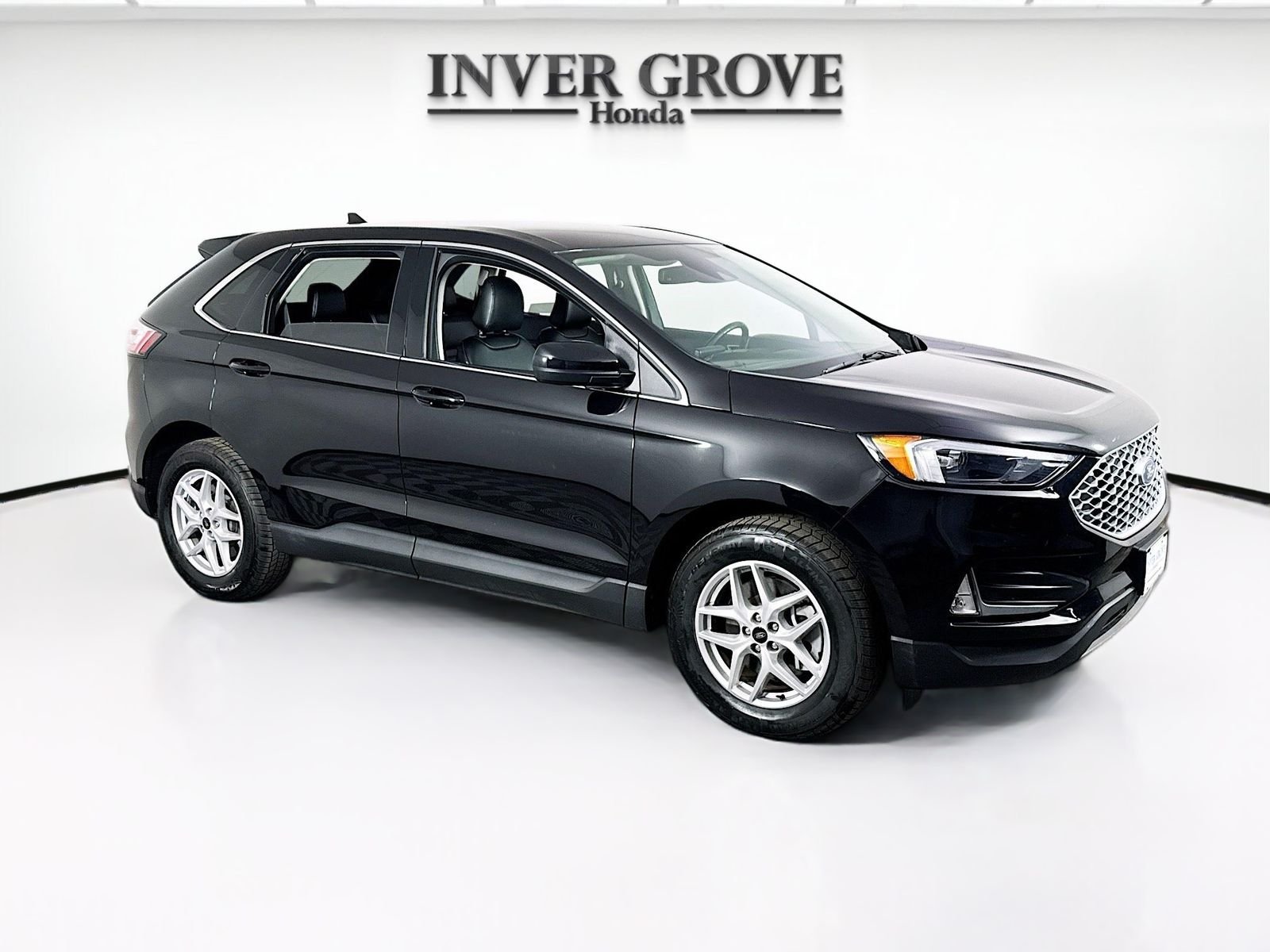 Used 2023 Black Metallic Ford SEL image 3