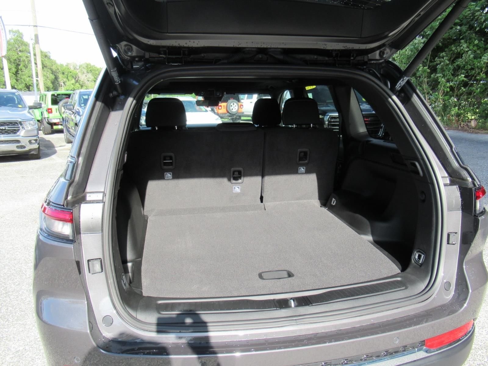 New 2026 Baltic Gray Metallic Clear-Coat Exterior Paint Jeep Laredo X image 32