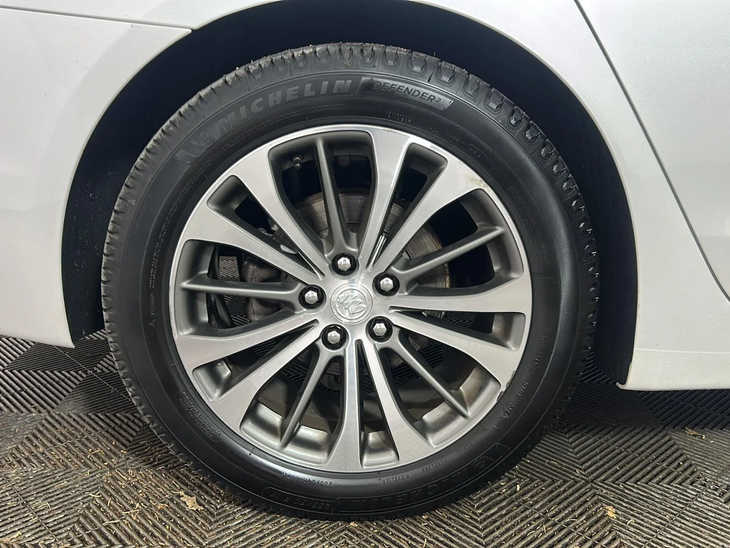 Used 2017 White Frost Tricoat Buick Essence image 2