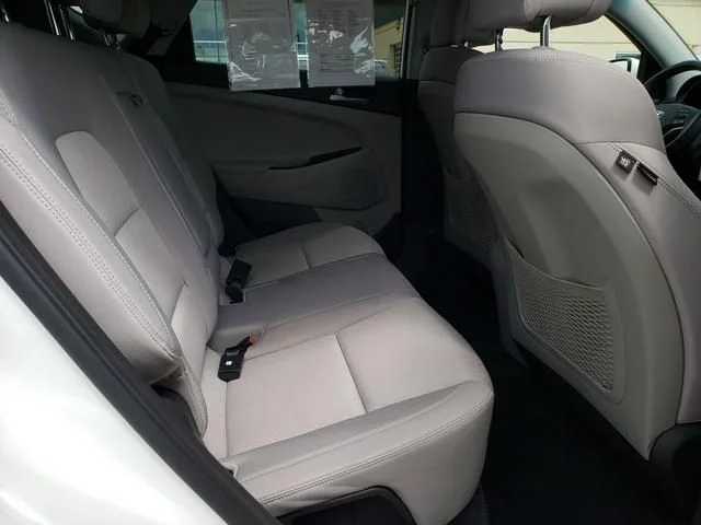 Used 2018 White Hyundai SE image 16