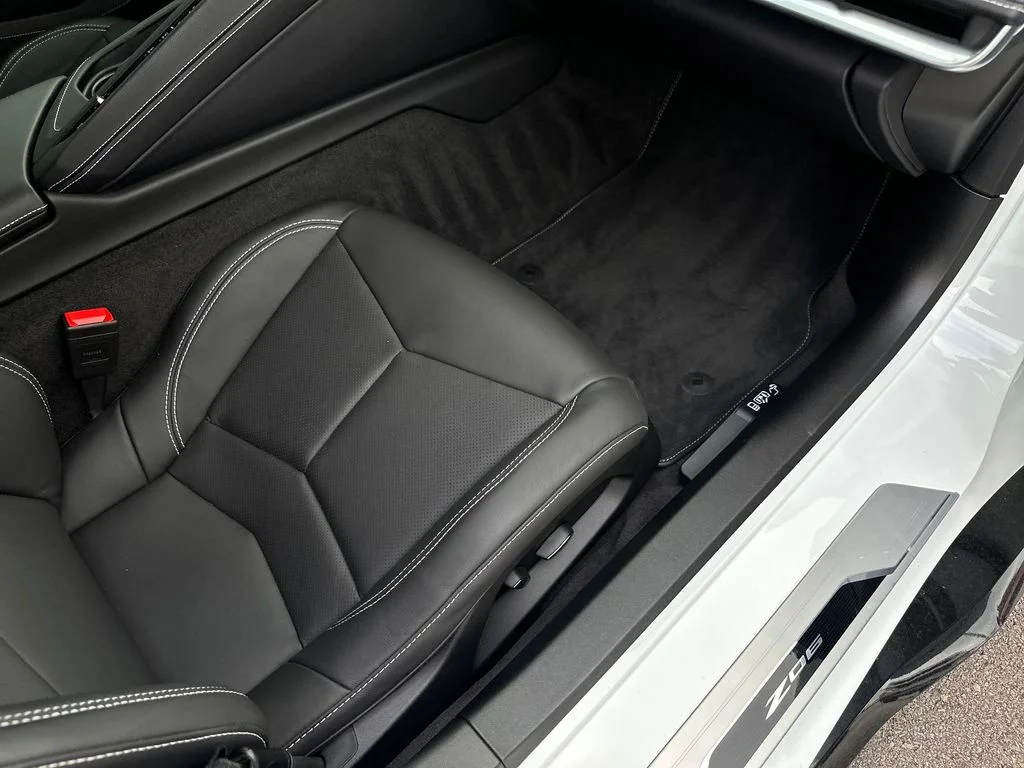Used 2025 White Chevrolet Z06 image 31