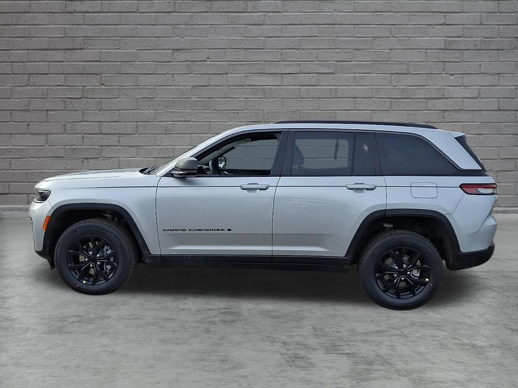 New 2026 Silver Zynith Jeep Laredo Altitude image 5
