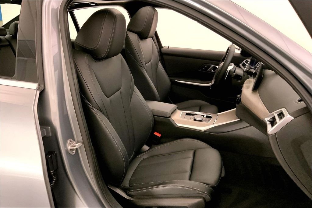 Used 2025 Skyscraper Grey Metallic BMW  image 6