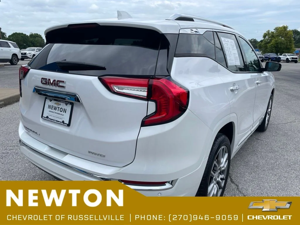 Used 2022 White Frost GMC Denali image 39