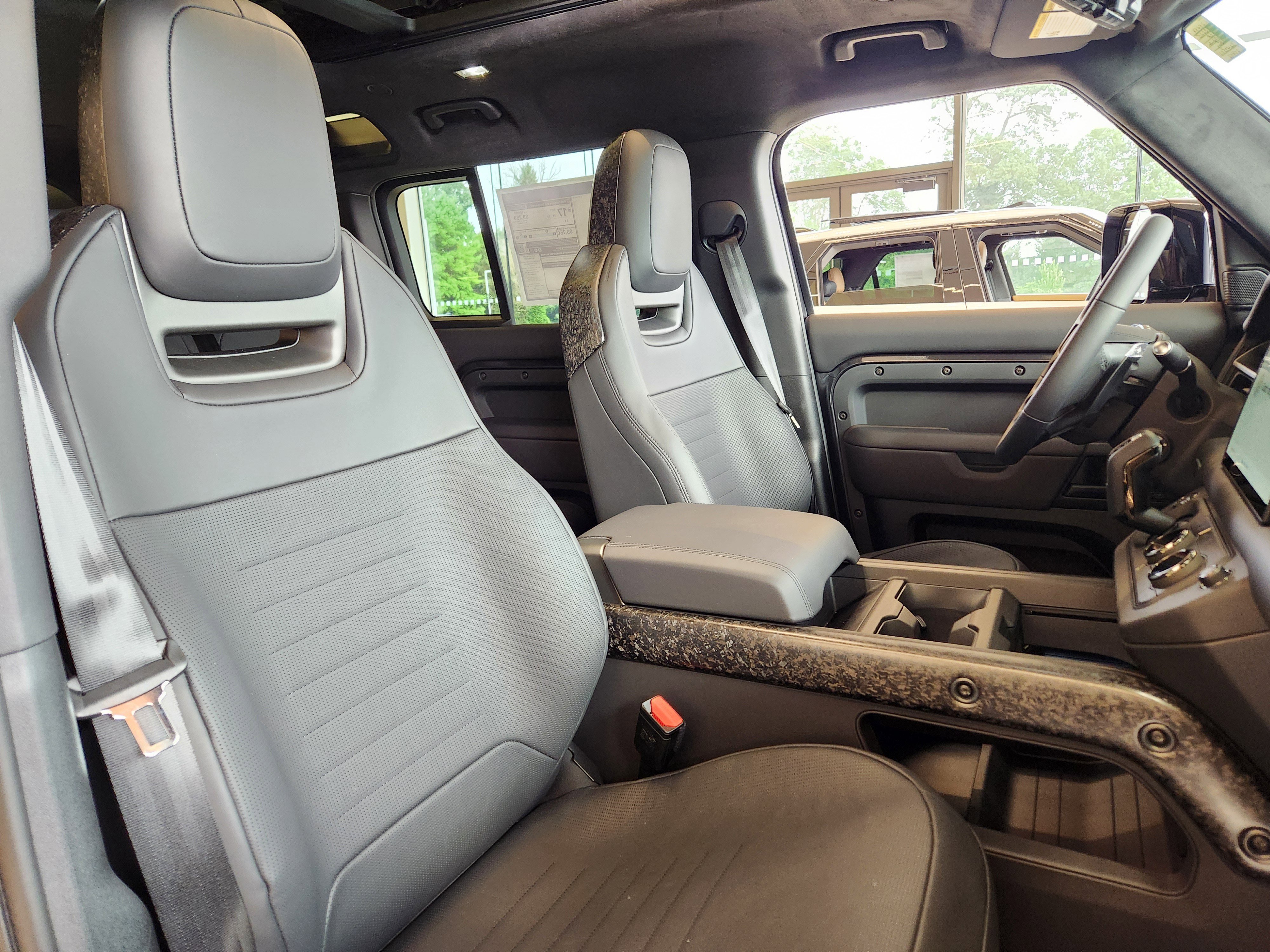 2025 Land Rover Defender Octa Edition One - Photo 12