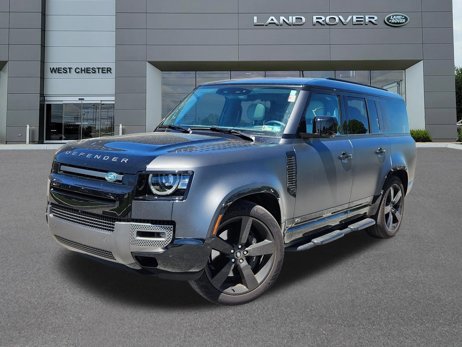 2025 Land Rover Defender 130 V8 P500's photo
