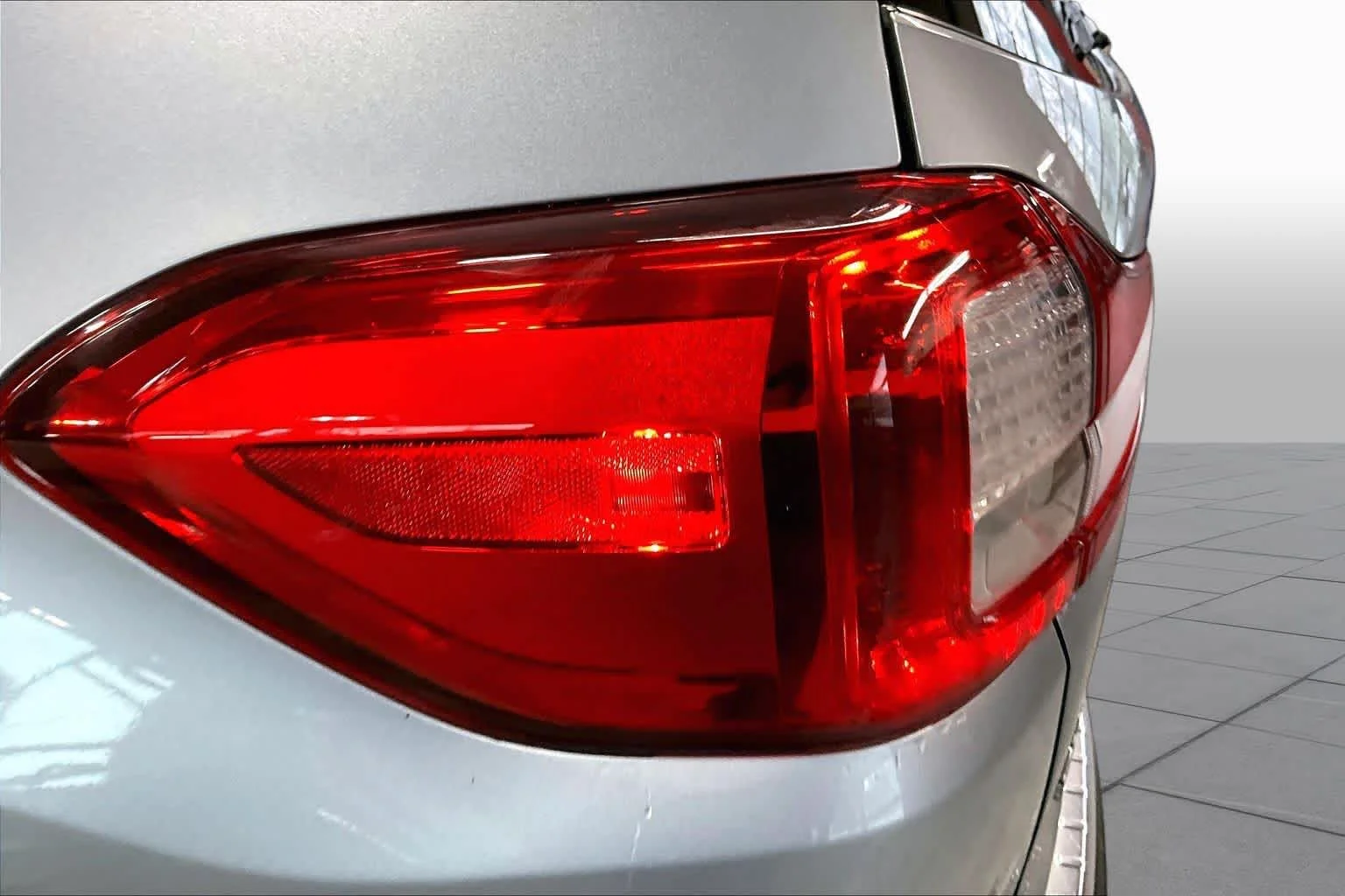 Used 2019 Ice Silver Metallic Subaru Limited image 27