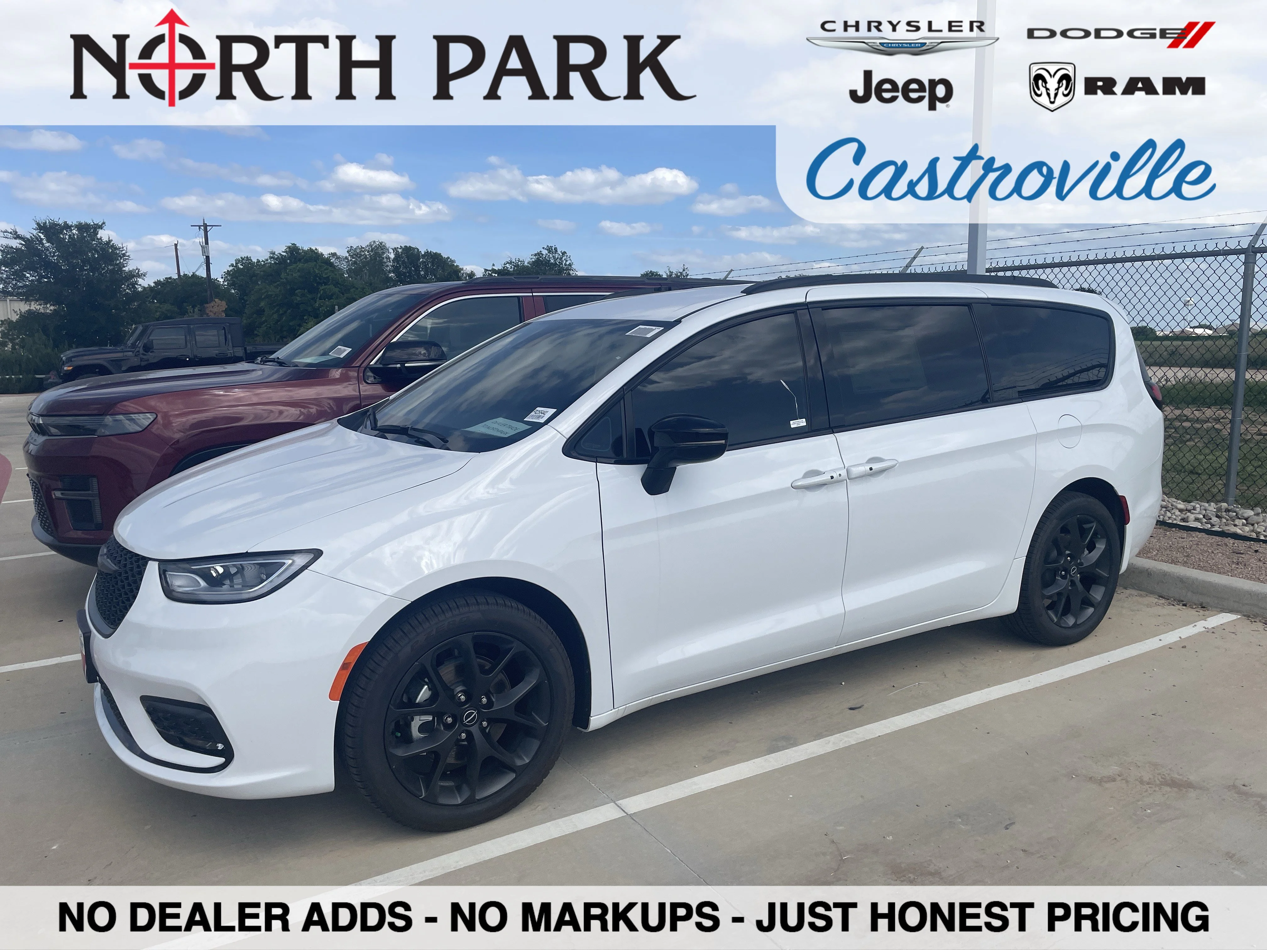 2026 Chrysler Pacifica Select's photo