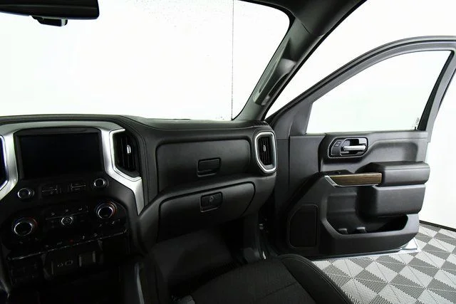 Used 2021  Chevrolet RST image 21