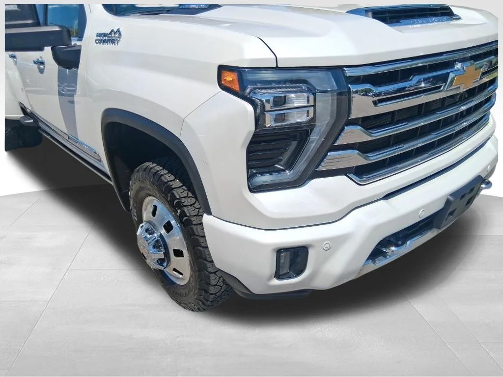 Used 2024 Beige Chevrolet High Country image 9