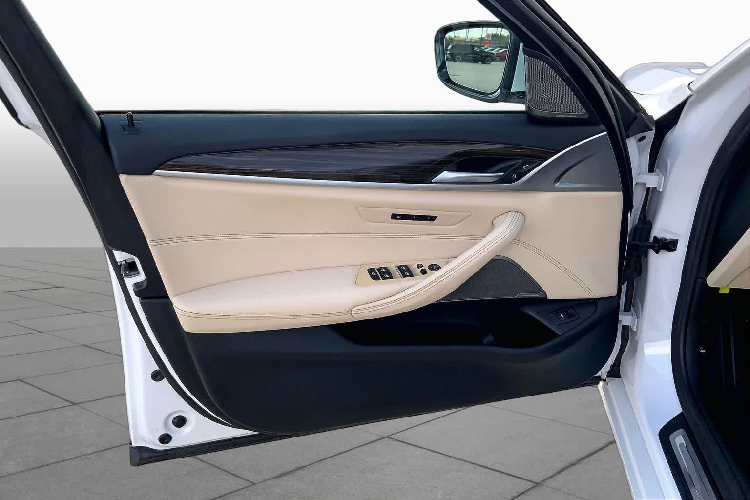 Used 2022 Alpine White BMW 530i xDrive image 22