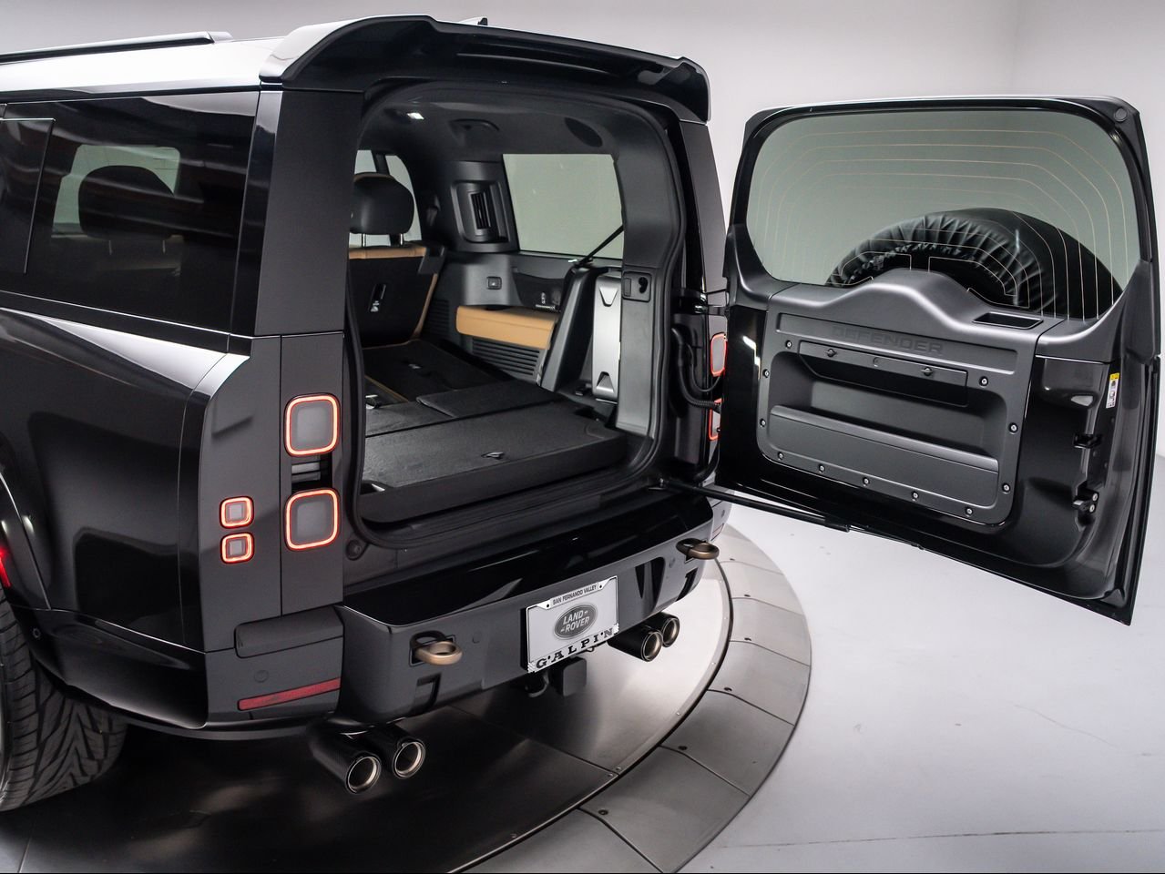 New 2026 Santorini Black Land Rover P500 V8 image 38