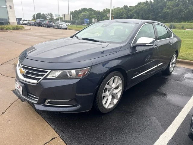 Used 2015 Blue Chevrolet LTZ image 3