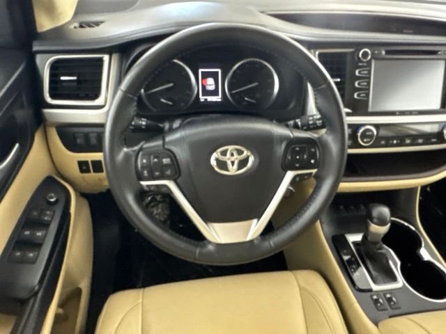 Used 2018 Red Toyota XLE image 26