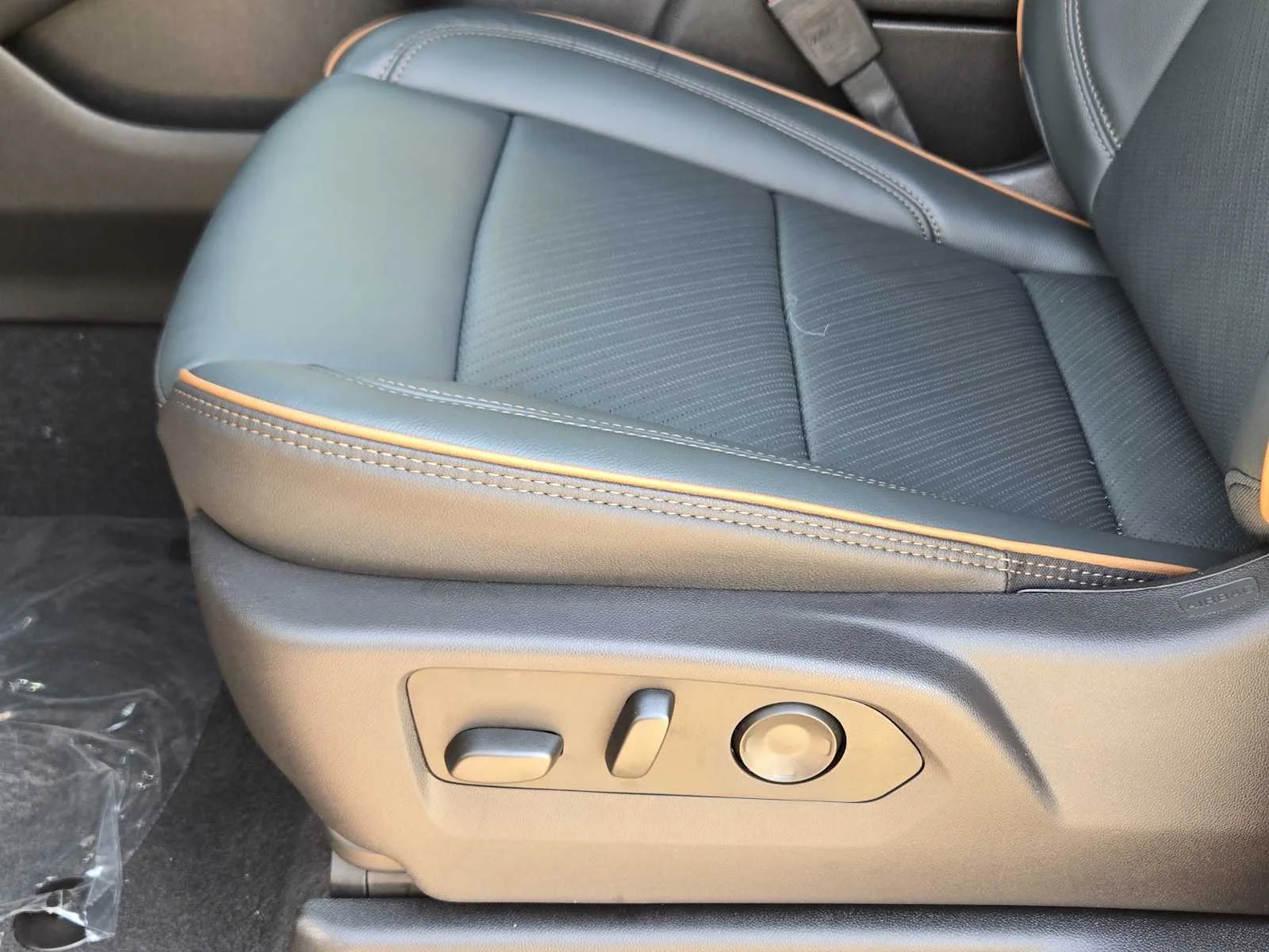 2027 GMC Yukon AT4 - Photo 20