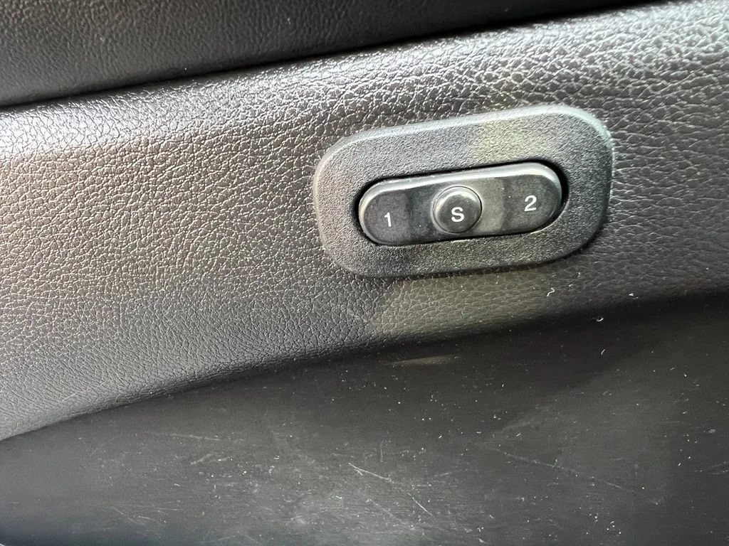 Used 2018 Red Jeep Limited image 27