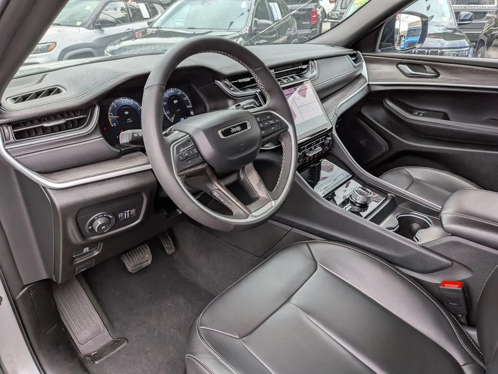 Used 2025 Silver Jeep Limited image 14