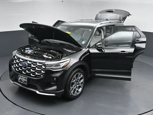 Used 2025 Black Metallic Ford Platinum image 57