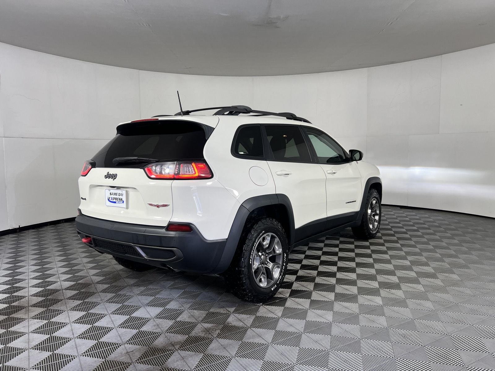 Used 2019 Pearl White Jeep Trailhawk Elite image 8