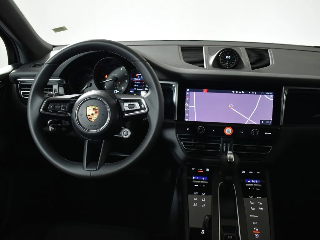 2026 Porsche Macan - Photo 17