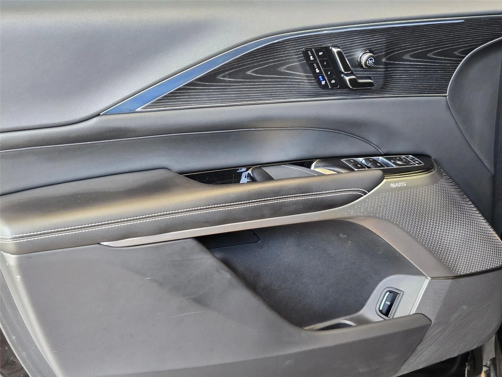 Used 2024  cadillac Sport image 23