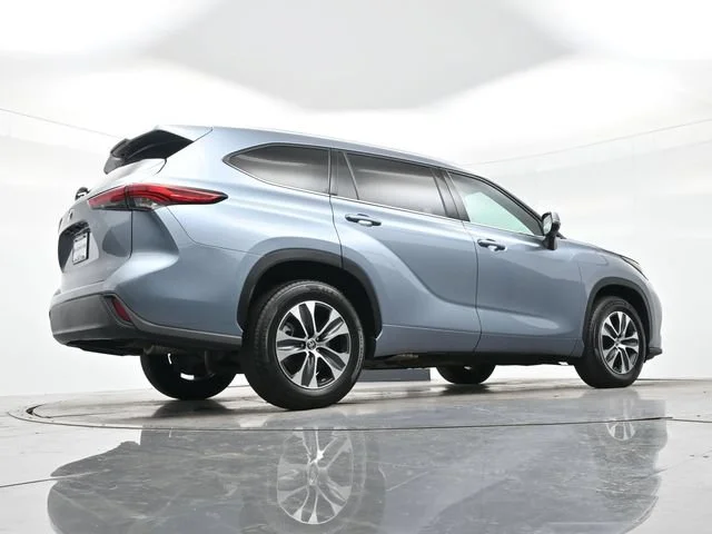 Used 2022 Moon Dust Toyota XLE image 32
