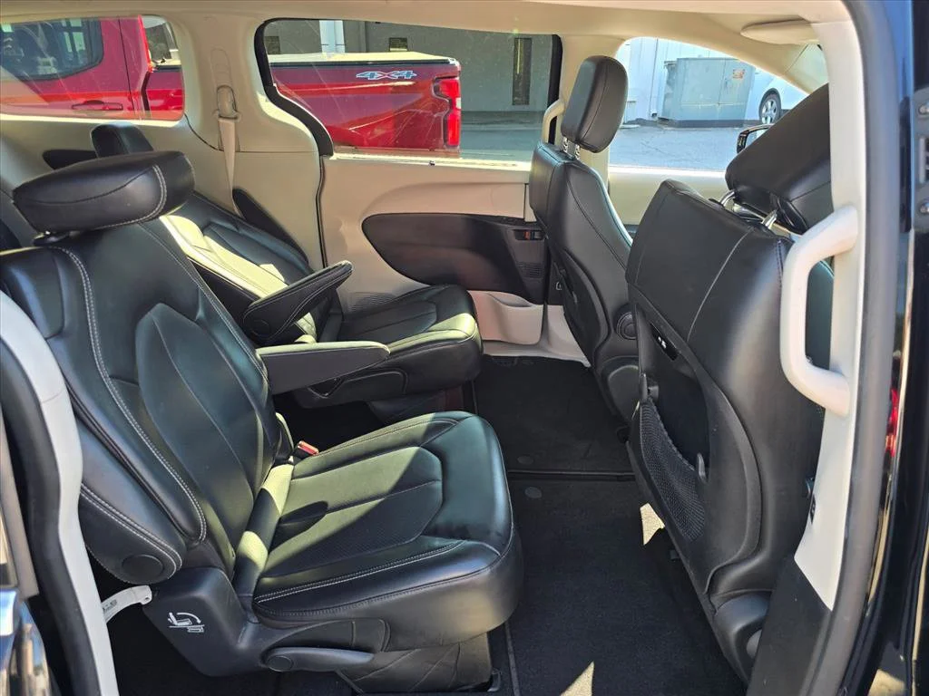 Used 2024 Black Chrysler Touring L image 11