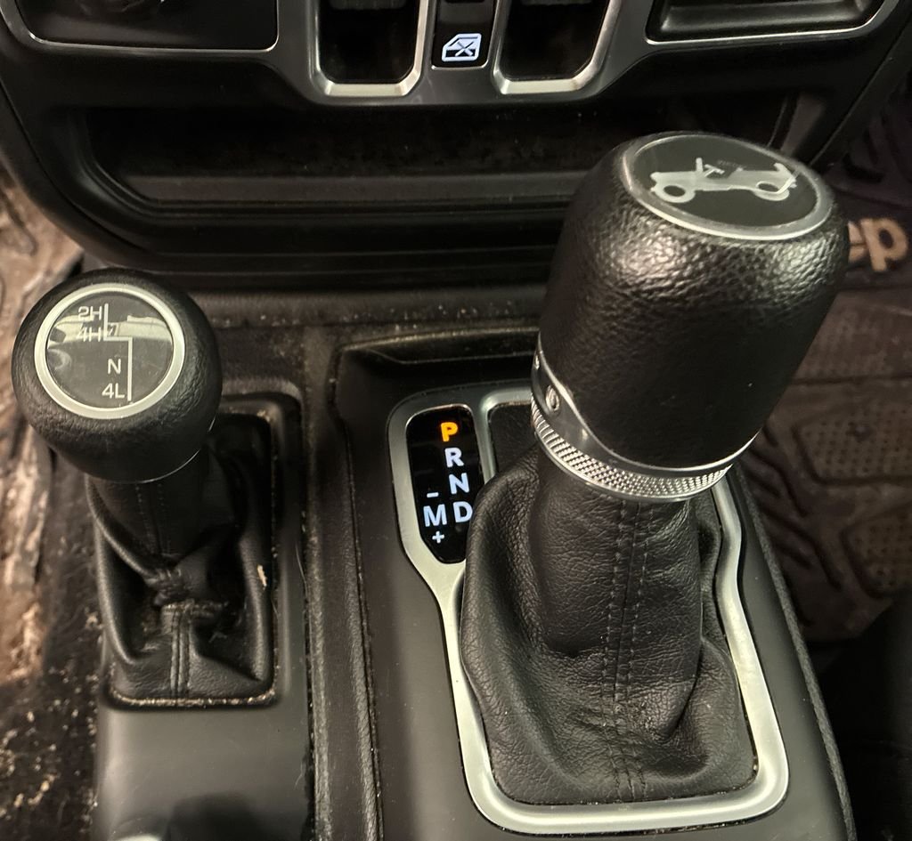 Used 2018 Billet Silver Metallic Clearcoat Jeep Unlimited Sport S image 16