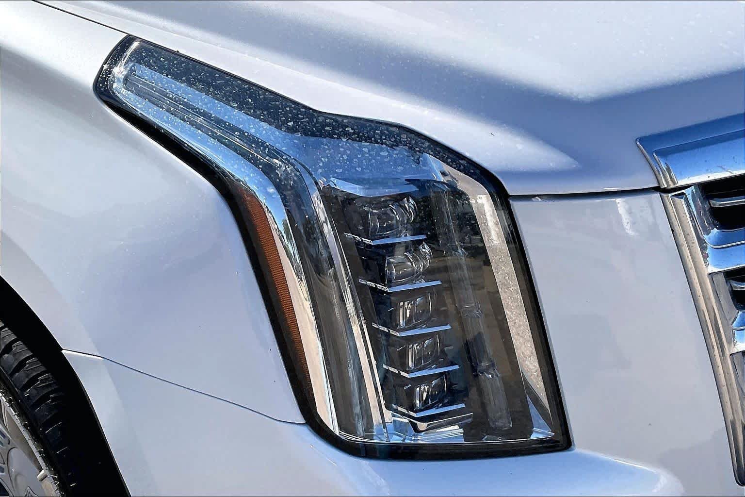 Used 2017 Crystal White Tricoat Cadillac Platinum image 27