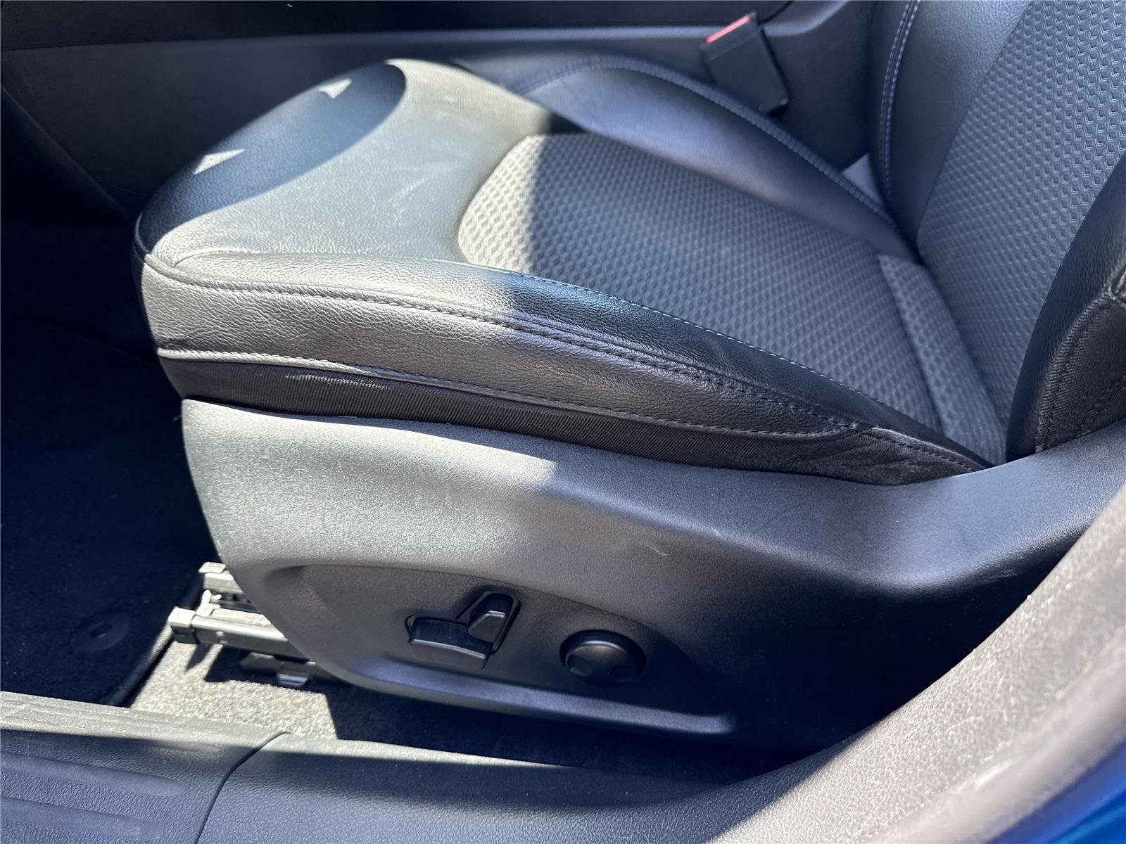 Used 2022 Laser Blue Pearlcoat Jeep Latitude image 16